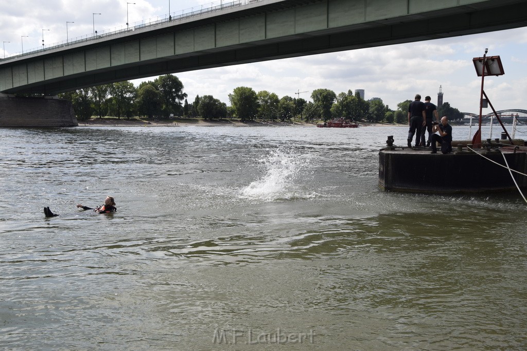 Uebung BF Taucher und Presse Koeln Zoobruecke Rhein P286.JPG - Miklos Laubert